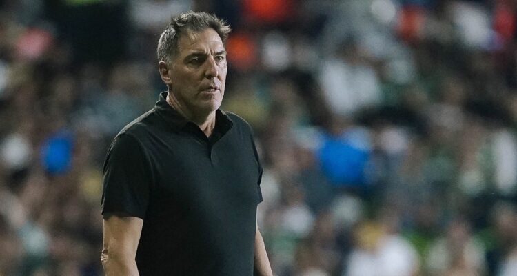 Eduardo Berizzo se lanzó contra FIFA y Gianni Infantino.