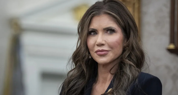 Jefa de Seguridad Nacional de EEUU sufre robo de su bolso: tenía su permiso de acceso, US$3.000 y más