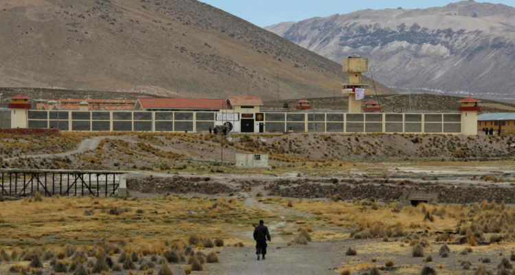 Reo llamado John Kennedy se fuga en Perú y destituyen al director de la cárcel que escapó