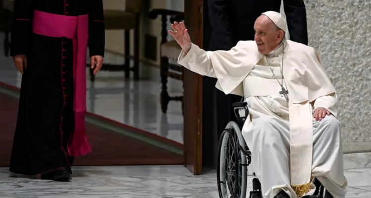 Inicia la sede vacante y cesan todos los cargos menos el camarlengo, quien queda al mando del Vaticano