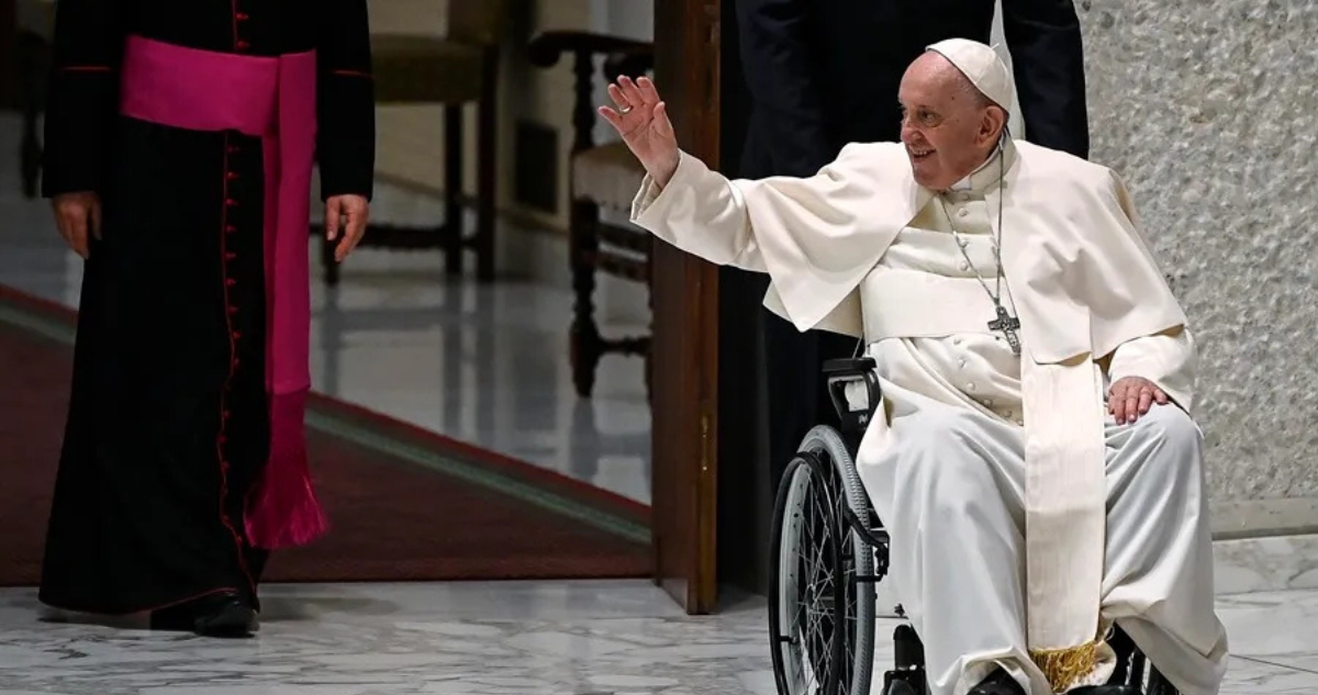 Inicia la sede vacante y cesan todos los cargos menos el camarlengo, quien queda al mando del Vaticano