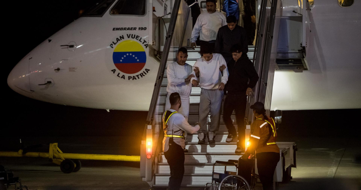 Avión con 199 venezolanos deportados por EEUU llega a Caracas: un extranjero fue enviado de regreso