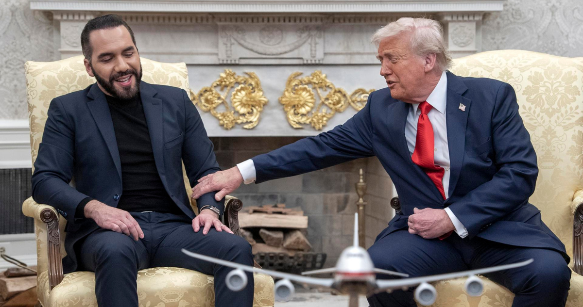 El Gobierno de Trump analiza enviar a estadounidenses condenados a la megacárcel de Bukele