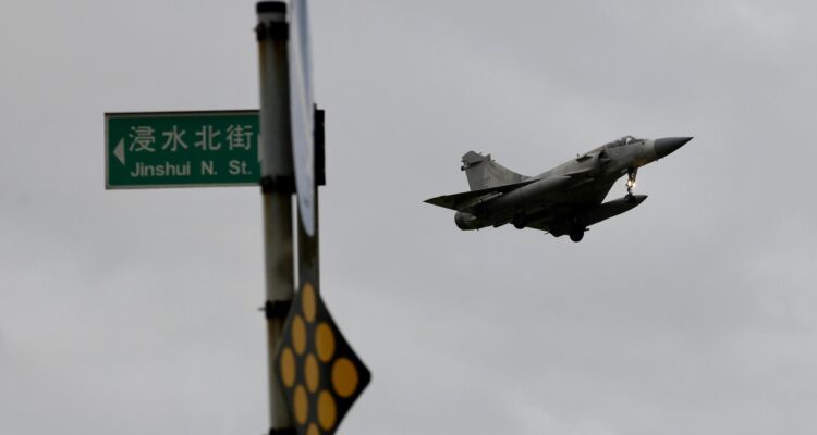 Un Mirage 2000 de Taiwán desplegado en Hsinchu mientras China realiza ejercicios alrededor de la isla
