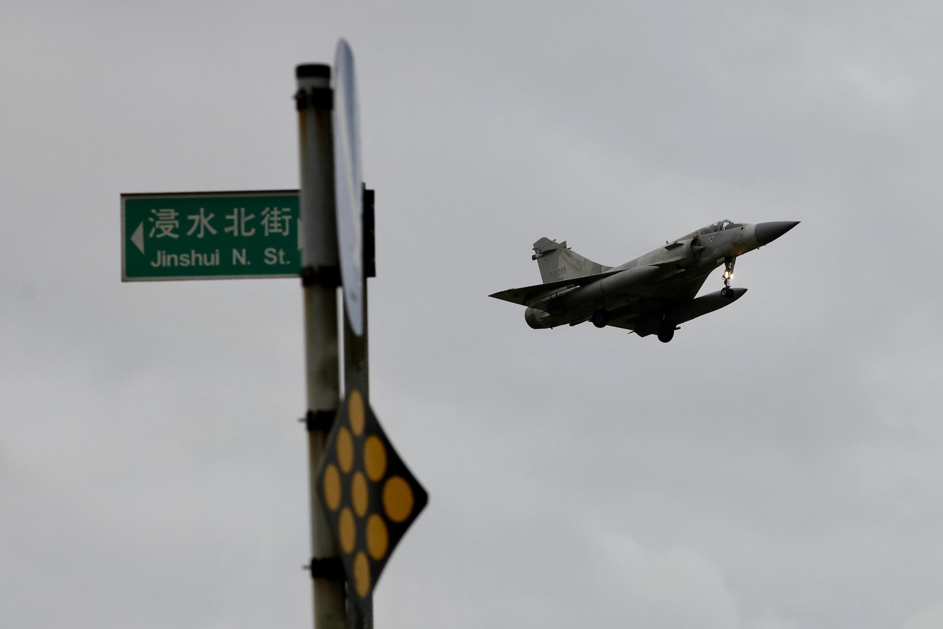 Un Mirage 2000 de Taiwán desplegado en Hsinchu mientras China realiza ejercicios alrededor de la isla