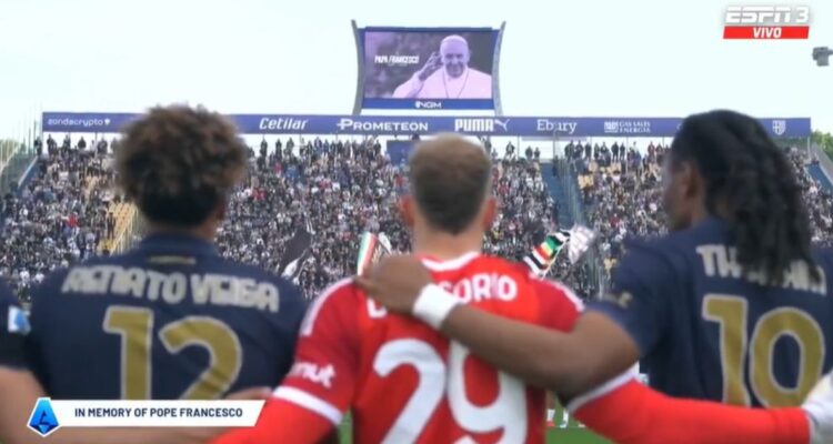 El homenaje al Papa Francisco en el Parma-Juventus
