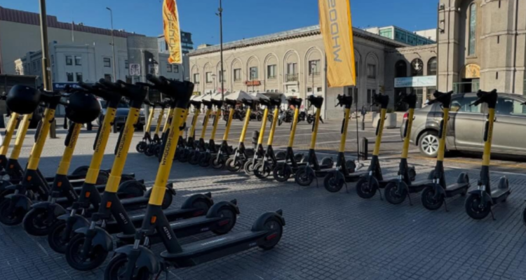 realizan escuela de conducción de scooters