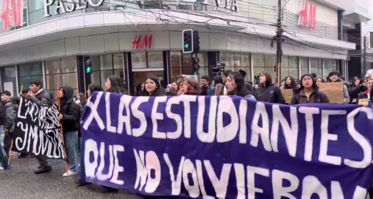 Estudiantes secundarios marchando y exigiendo salida del director del SLEP Valdivia