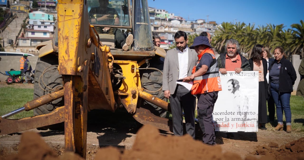 Excavación en cementerio para hallar restos de sacerdote Miguel Woodward, asesinado en dictadura