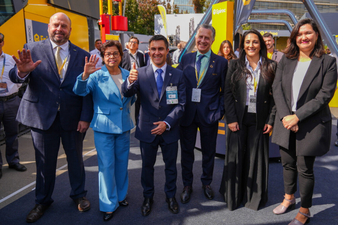 Autoridades en feria minera Expomin