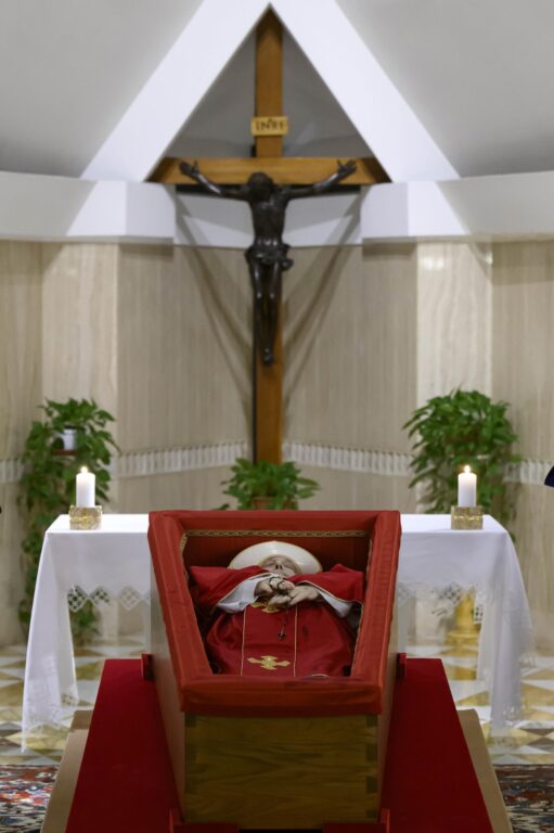 Difunden las primeras imágenes del papa Francisco en su féretro