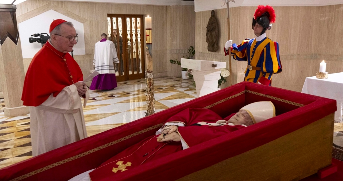 Difunden las primeras imágenes del papa Francisco en su féretro