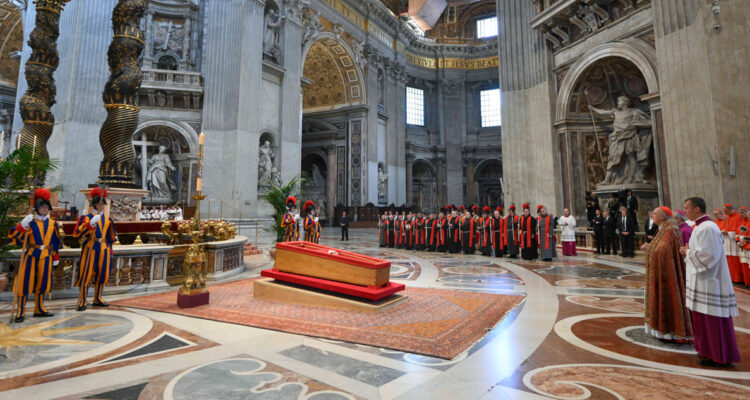 Féretro del papa Francisco llega a la basílica de San Pedro para el último adiós