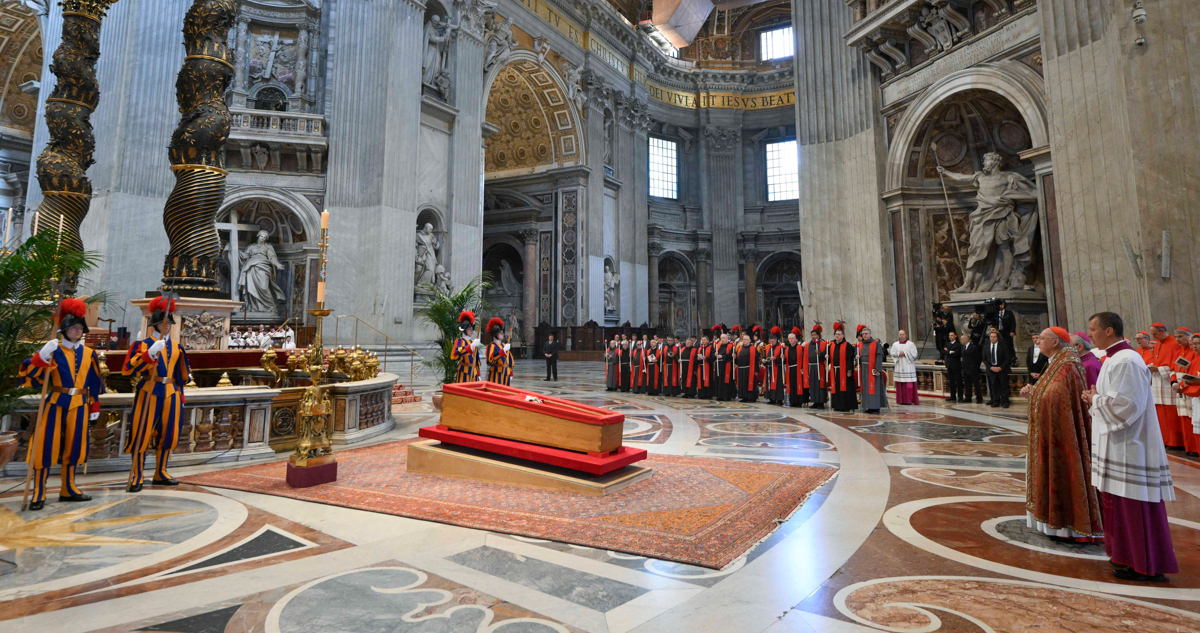 Féretro del papa Francisco llega a la basílica de San Pedro para el último adiós