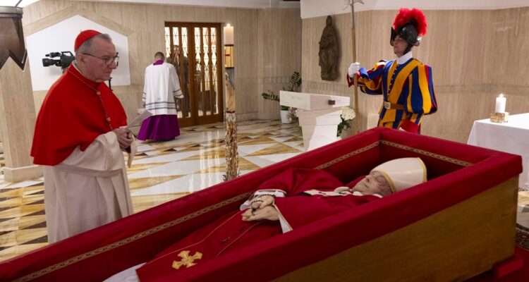 Difunden las primeras imágenes del papa Francisco en su féretro