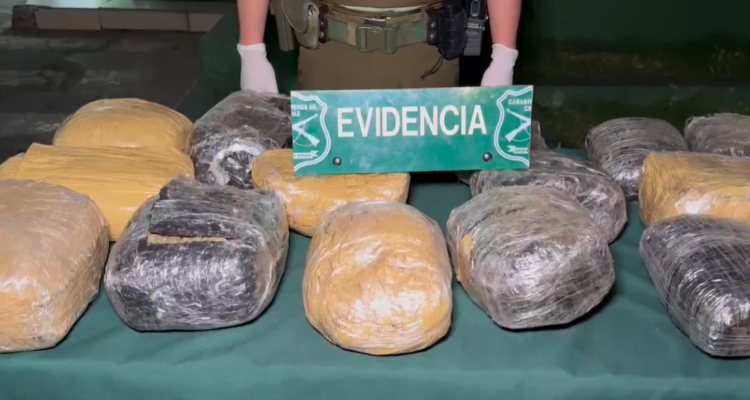 Patrullaje permite detectar auto con droga en Santiago: chofer logró huir de Carabineros