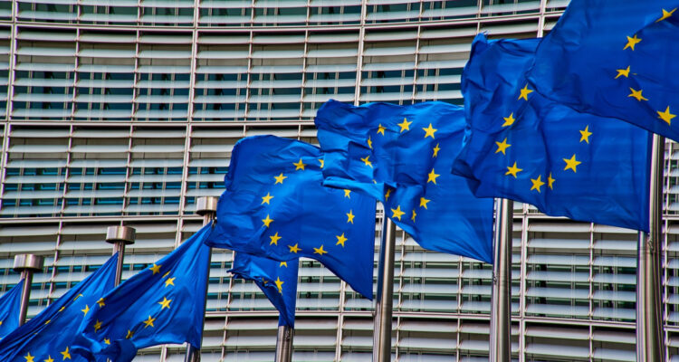 Francia asegura que la UE tomará medidas contra gigantes digitales de EEUU como respuesta a aranceles