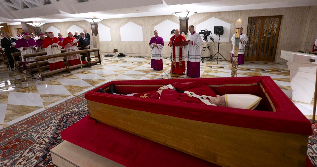 Difunden las primeras imágenes del papa Francisco en su féretro