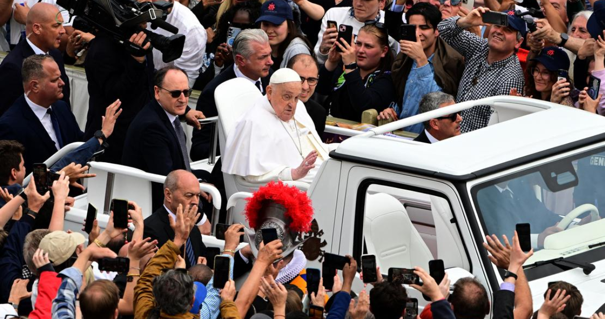Francisco recorre el Vaticano en el papamóvil tras enviar mensaje de Pascua