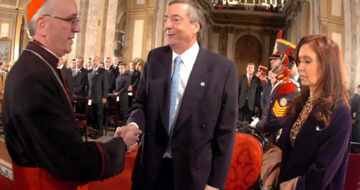 Néstor Kirchner saludando al cardenal Bergoglio, a quien llegó a considerar de la oposición