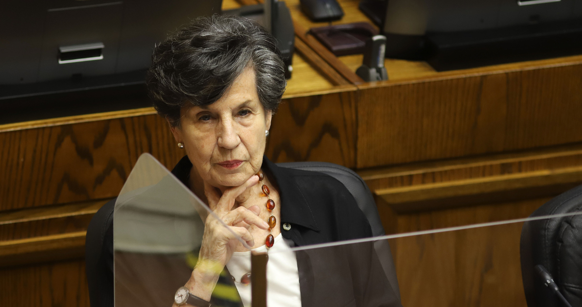Frente Amplio dice que “no comparte” decisión del TC por destitución de Allende y solidariza con el PS