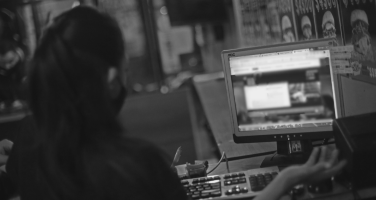 Funcionaria del Senama en Valdivia denuncia acoso por difusión de sus videos de Arsmate entre colegas