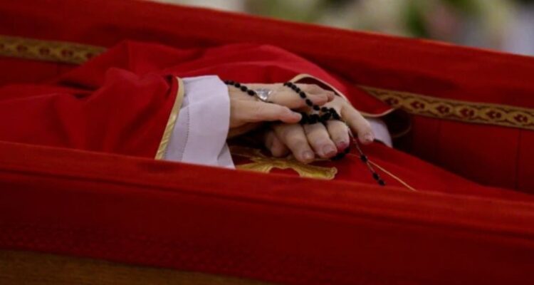 Cuándo y a qué hora es el funeral del Papa Francisco y cómo, dónde ver o quién transmite en vivo la ceremonia por tv, streaming en Chile.