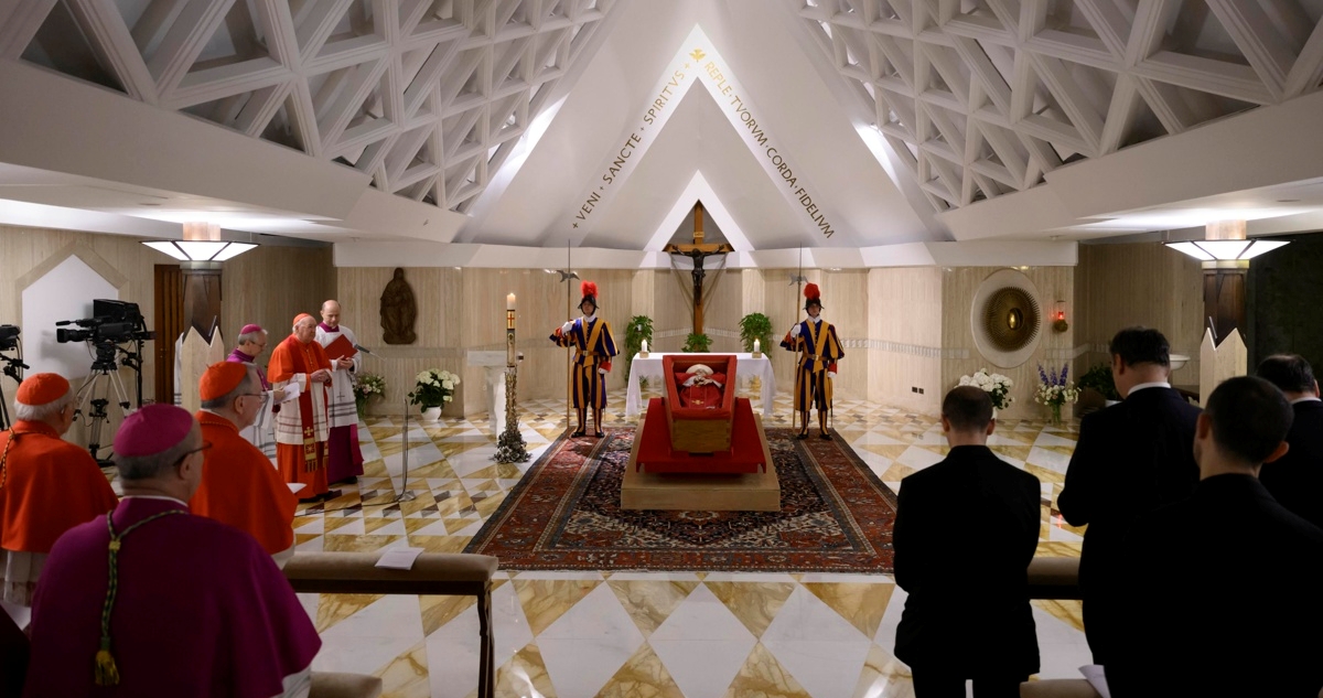 Difunden las primeras imágenes del papa Francisco en su féretro