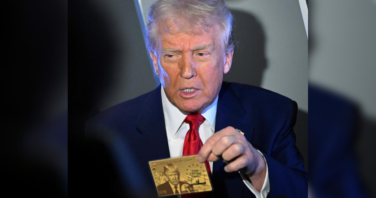 Donald Trump mostrando lo que sería la nueva “visa dorada” para millonarios | DW