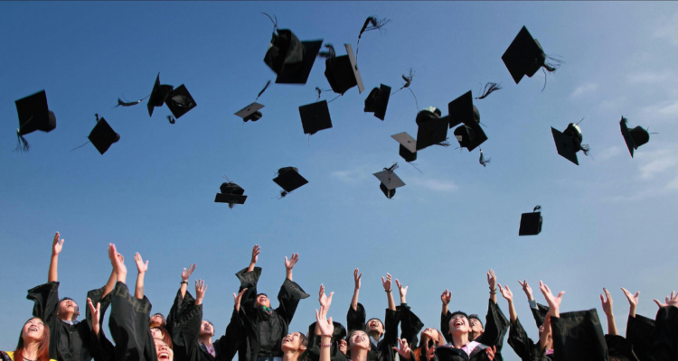 Graduados de la Generación Z piensan que la educación superior fue pérdida de dinero, según estudio