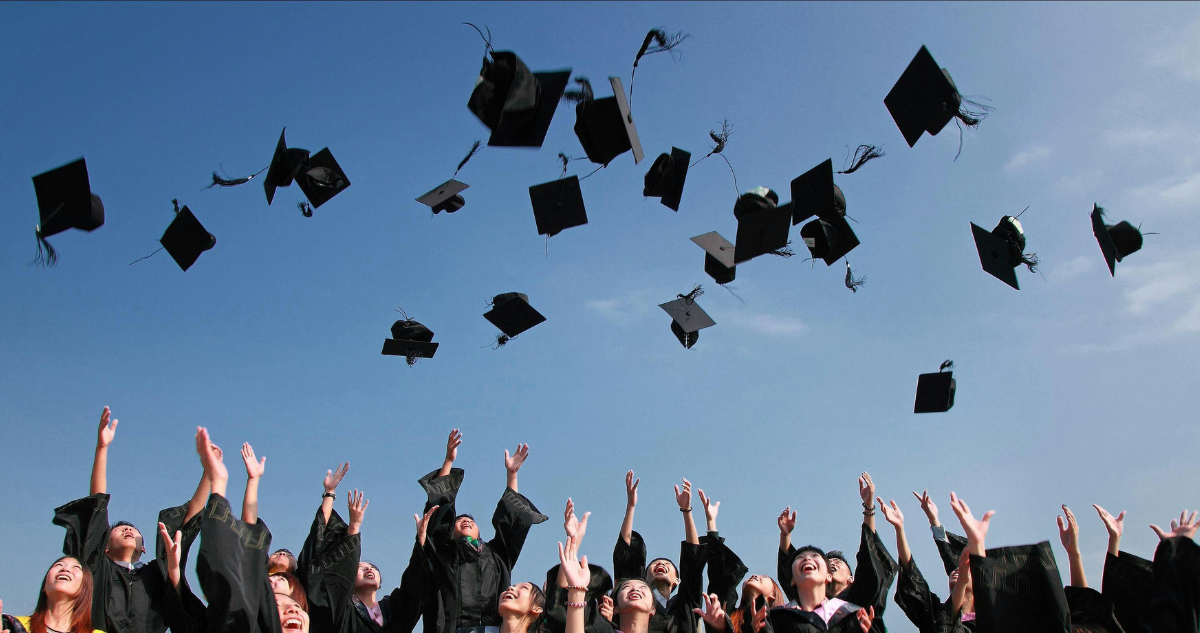 Graduados de la Generación Z piensan que la educación superior fue pérdida de dinero, según estudio