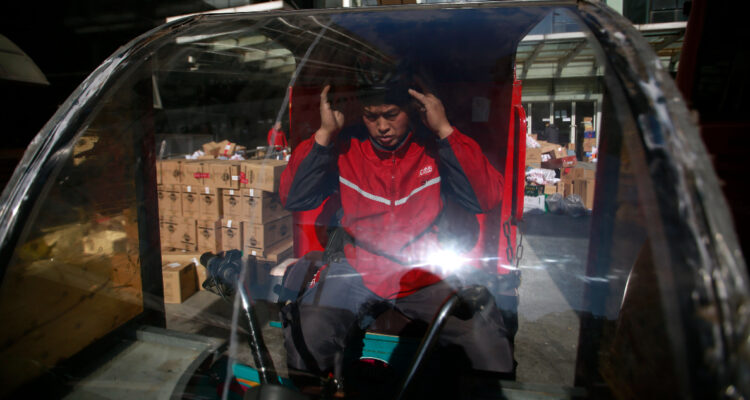 Otro dilema de guerra comercial: Contenedores chinos hacia EEUU están quedando olvidados en el mar