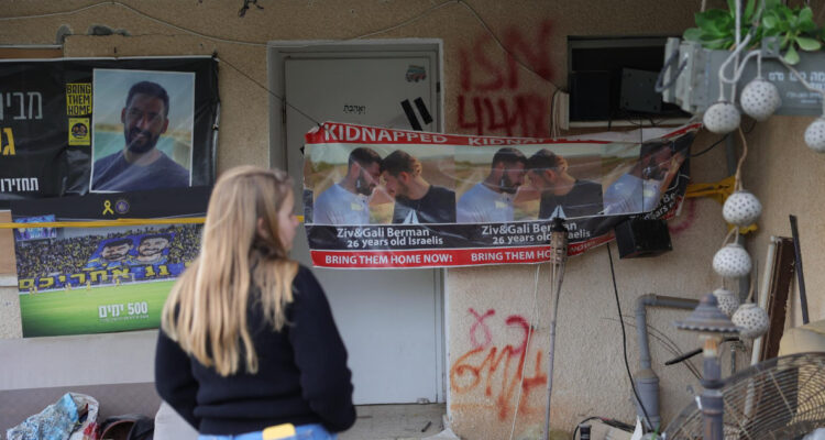 Hamás muestra por primera vez con vida a dos rehenes israelíes en Gaza