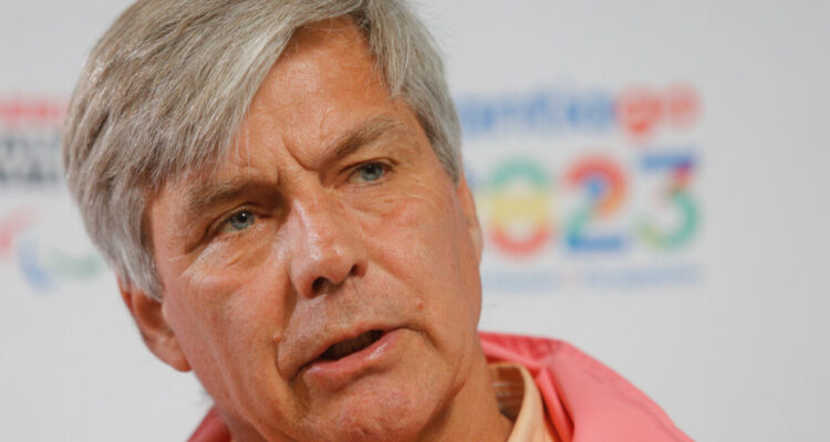 Harold Mayne-Nicholls inicia recolección de patrocinios en Servel para su candidatura presidencial