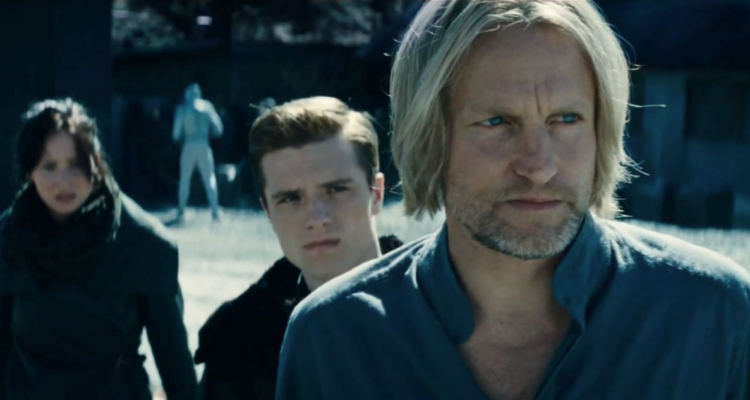 Haymitch en la película Los Juegos del Hambre en referencia a protagonistas de Amanecer en la Cosecha