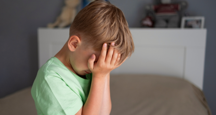 Niño con evidente estrés en referencia a 5 señales de que estás presionando demasiado a tu hijo de las que no te das cuenta