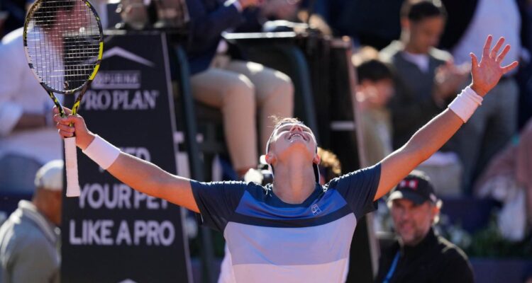 Holguer Rune, campeón en Barcelona tras superar a Carlos Alcaraz