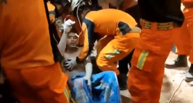 Hombre pasó 100 horas entre escombros en Birmania