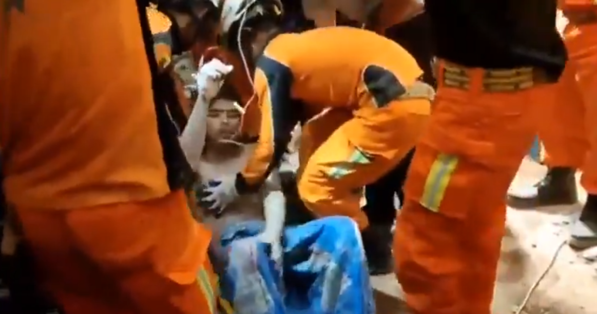 Hombre pasó 100 horas entre escombros en Birmania