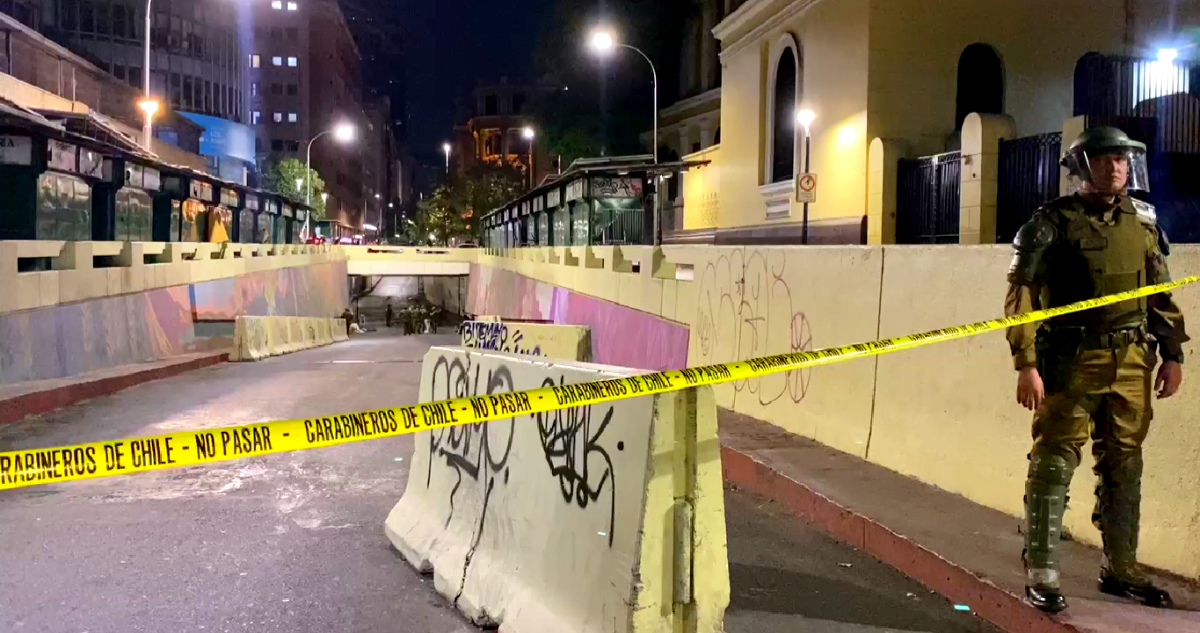 Hombre en scooter disparó contra grupo de personas en pleno centro de Santiago: hay dos heridos a bala