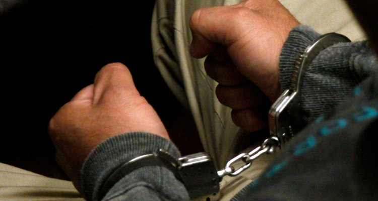 Hombre esposado tras rayar iglesia patrimonial en Achao