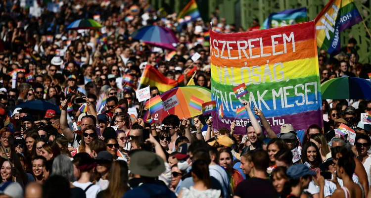 Hungría aprueba modificación constituciones que afecta a Comunidad LGBT