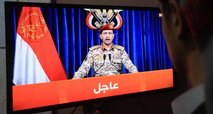 El portavoz militar hutí Yahya Sarea dando una declaración televisada sobre nuevos ataques contra Israel | EFE