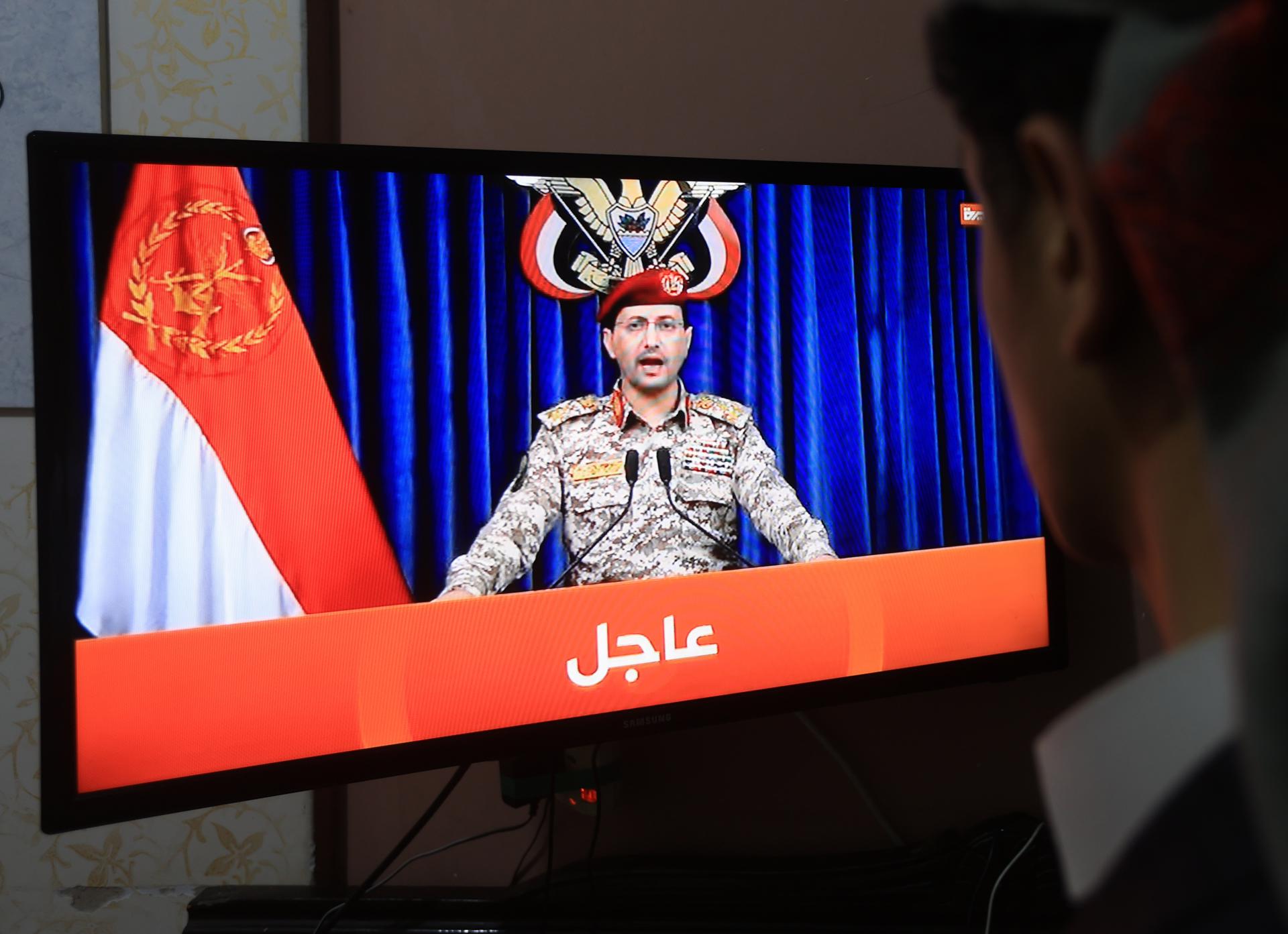 El portavoz militar hutí Yahya Sarea dando una declaración televisada sobre nuevos ataques contra Israel | EFE