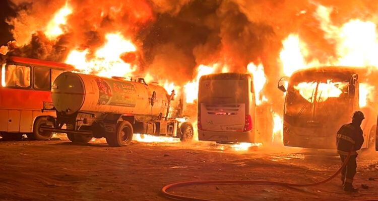 Incendio consume cinco vehículos municipales en El Monte: indagan posible intencionalidad