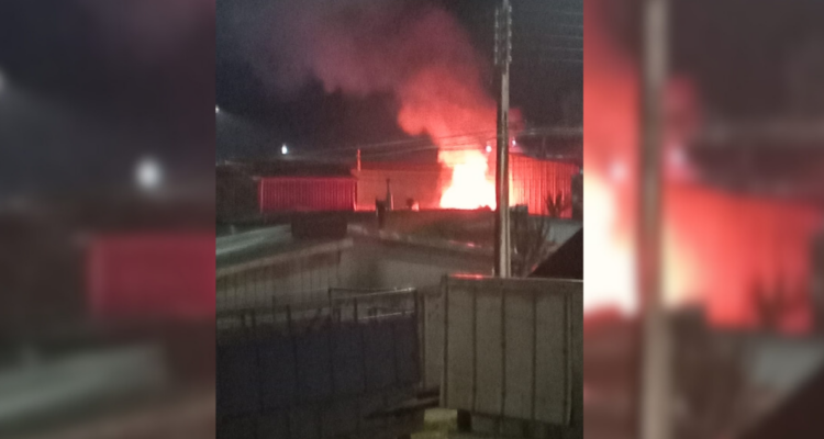 Incendio consume vivienda en Santa Bárbara y bomberos son agredidos mientras combatían la emergencia