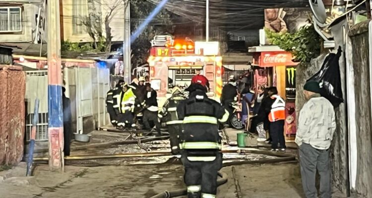 Incendio destruye un domicilio en Pedro Aguirre Cerda