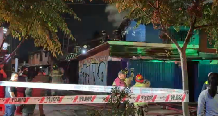 Tres viviendas destruidas dejó incendio en Renca: investigan posible intencionalidad