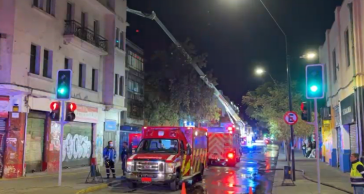 Restaurante peruano termina destruido tras incendio en Santiago