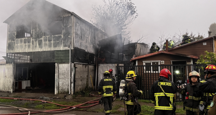 Bomberos tras combate de incendio en sector Las Ánimas en Valdivia